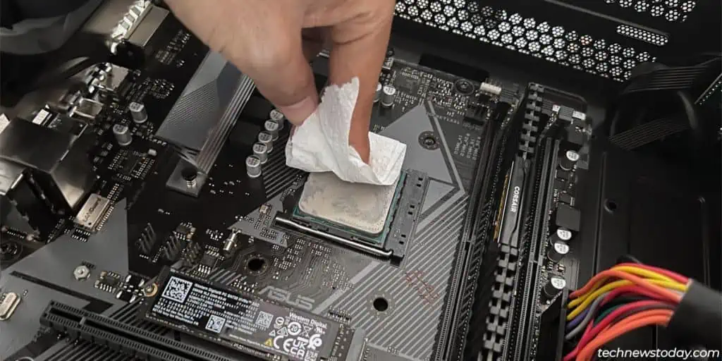 clean-thermal-paste-off-amd-cpu-1024x512