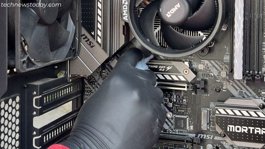 How to Clean Dust From PC 16 cleaning debris from top of the m2 heatsink