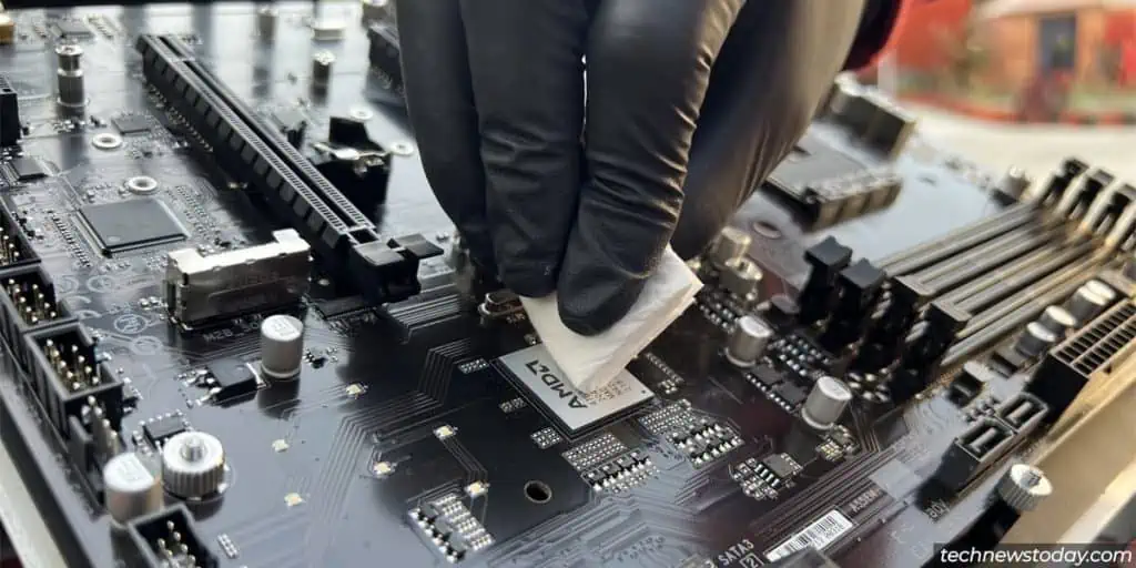 cleaning-motherboard-chipset-1024x512