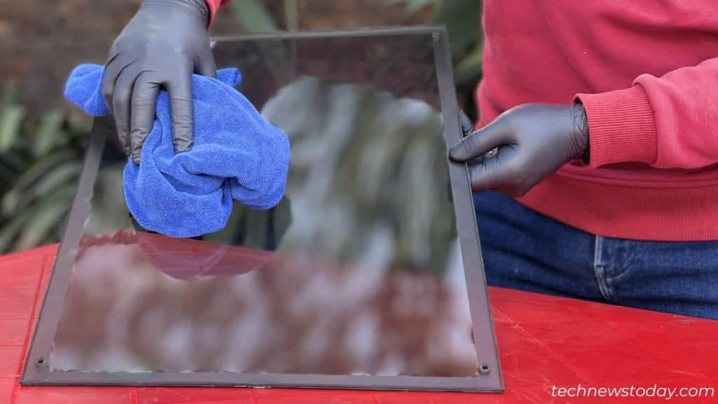 How to Clean Dust From PC 22 cleaning side panel using microfiber towel