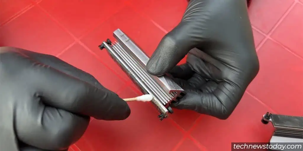 cleaning-the-vrm-heatsink-1024x512