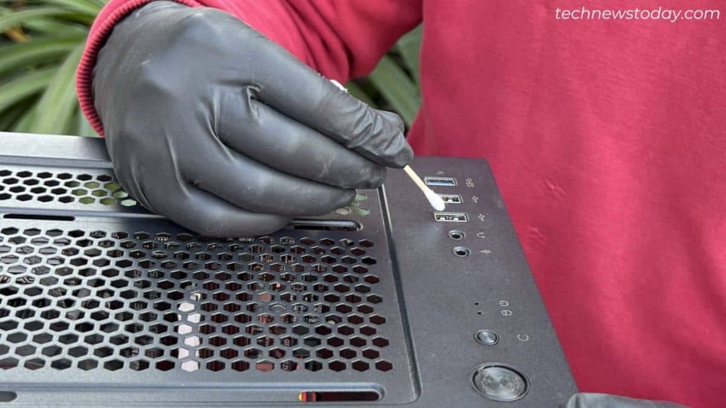 How to Clean Dust From PC 18 cleaning usb port using qtip