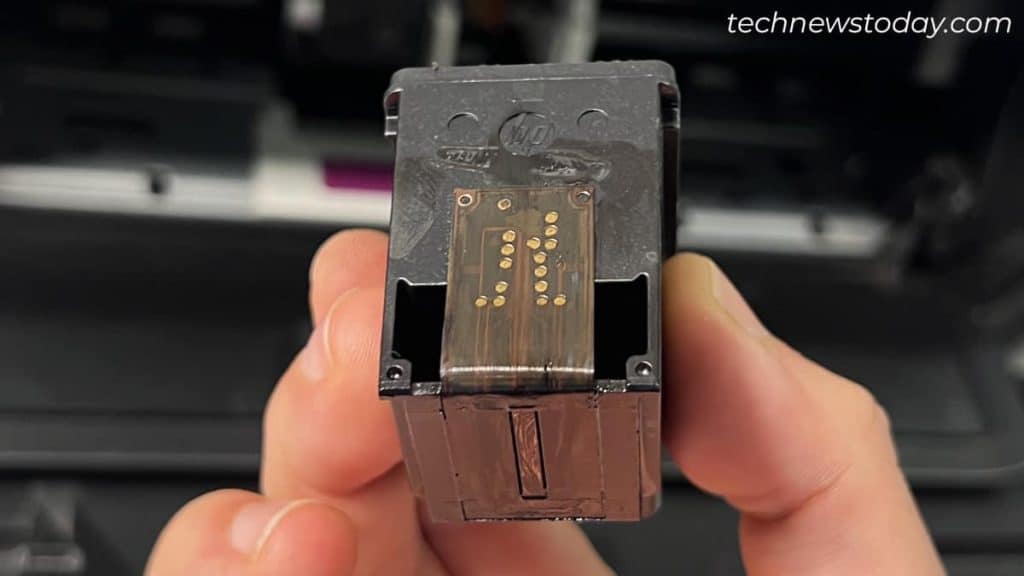 How to Change Ink in HP Printer? Step-by-Step Guide 6 contact-chips-and-nozzles-in-cartridge