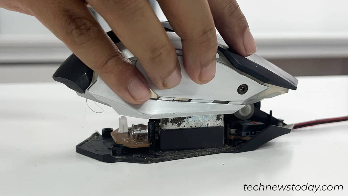 disassemble-the-mouse-and-take-its-shell-apart