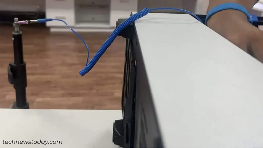 ground-yourself-before-touching-the-motherboard-1024x576