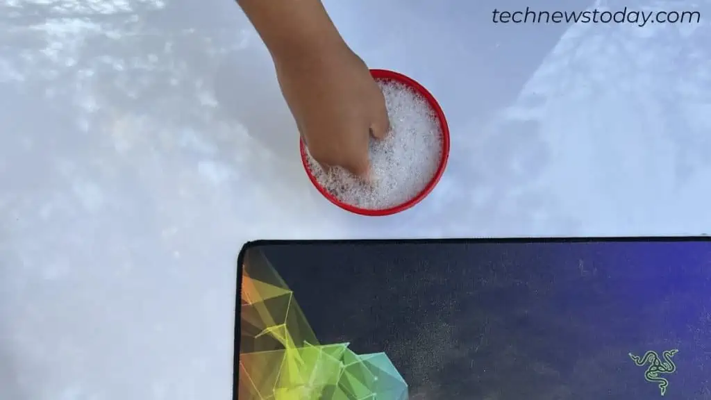 prepare-soapy-water-to-clean-mousepad-1024x576