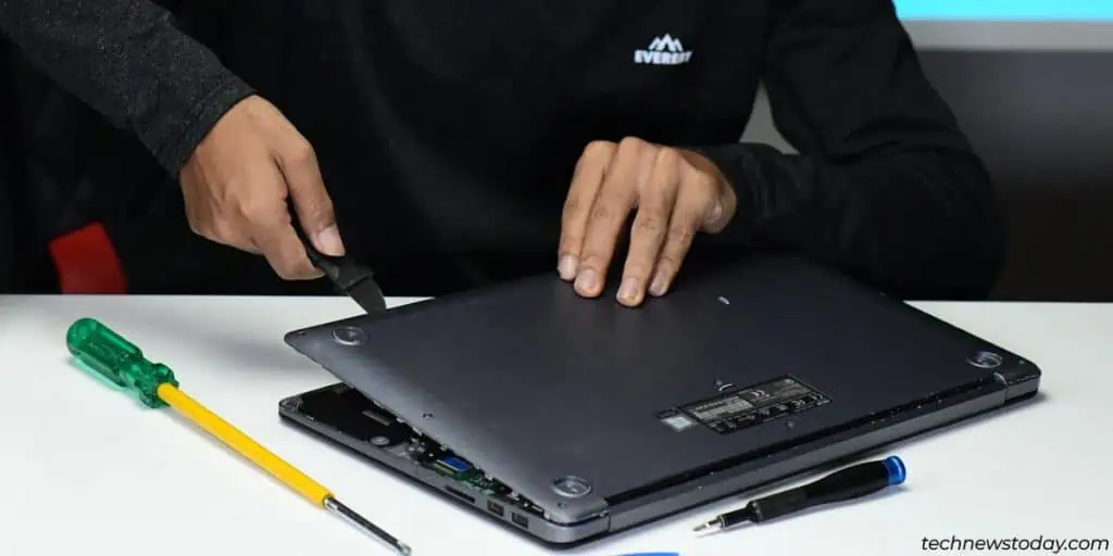 How to Install a Wi-Fi Card 15 pry-open-laptop-back-cover-1024x512