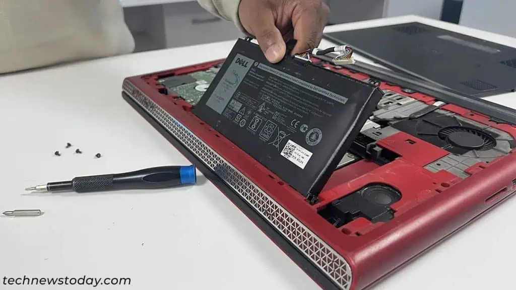 remove-swelling-battery-from-laptop-1024x576