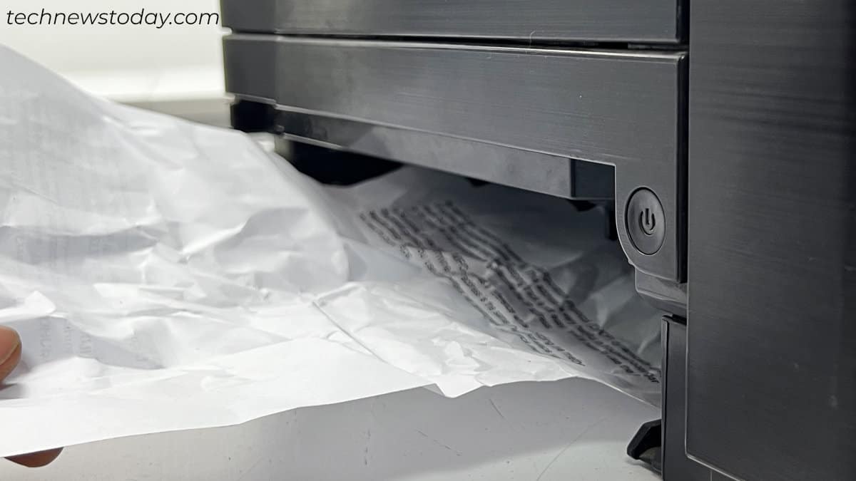 quitar-restos-de-papel-de-la-bandeja-de-entrada-de-la-impresora