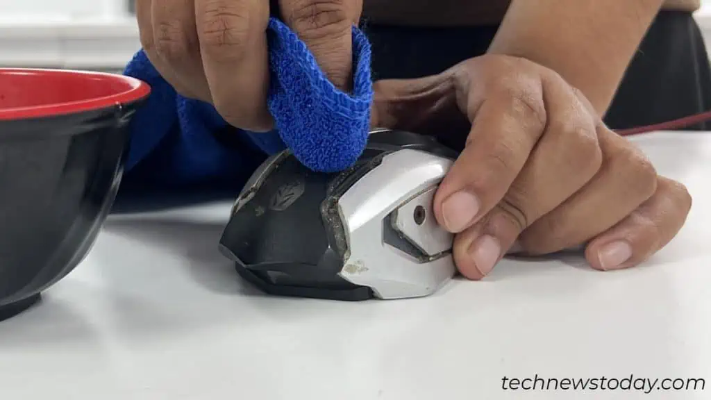 use-microfiber-cloth-to-clean-a-mouse-external-1024x576