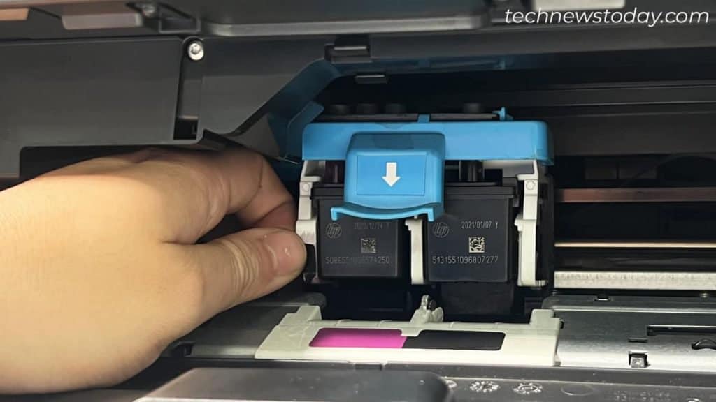 How to Change Ink in HP Printer? Step-by-Step Guide 3 use-your-hands-to-move-cartridge-to-the-center