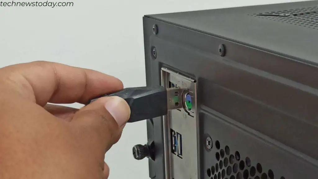 insert-usb-pendrive-in-ioshield-1024x576
