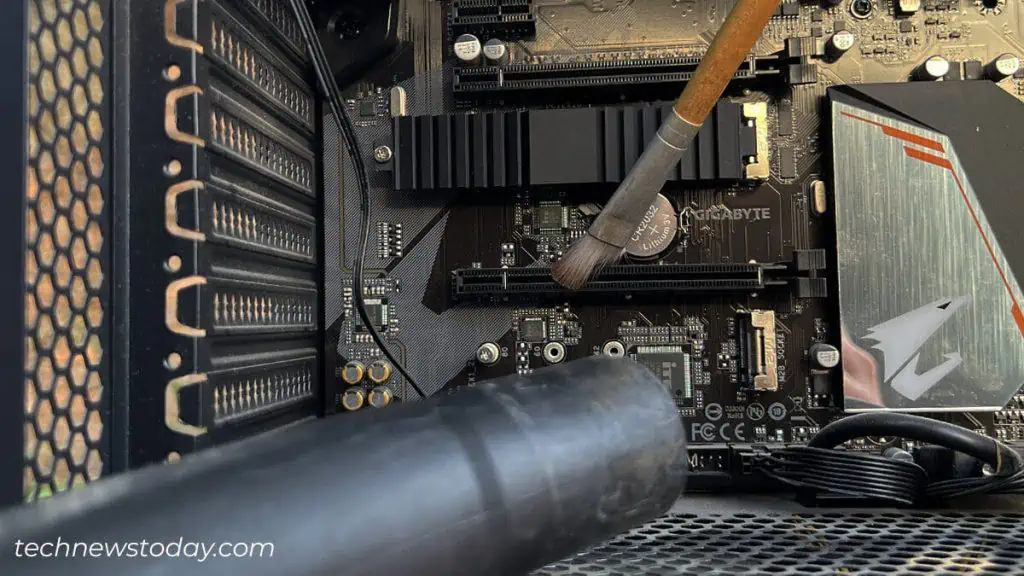 using-paintbrush-and-vaccum-cleaner-to-clean-pc-1-1024x576