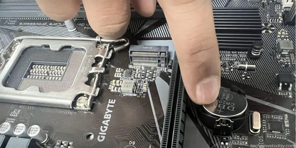 Reinserting-the-CMOS-Battery-1024x512