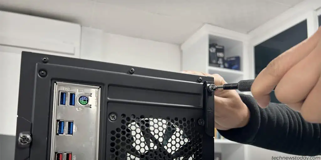 Unscrew-the-side-panel-1024x512