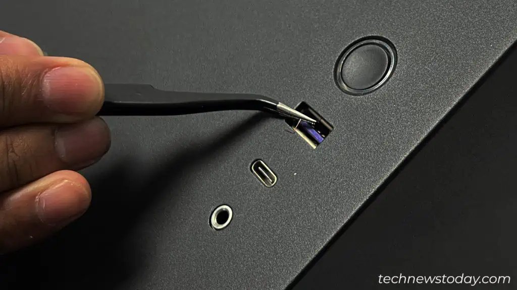 clean-conductive-junks-from-usb-port-1024x576