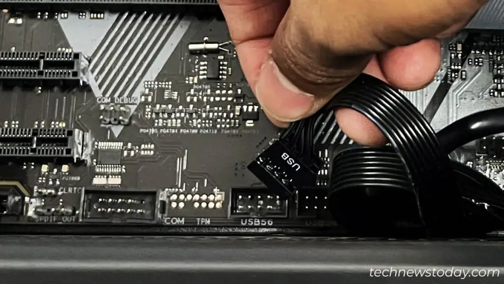 front-panel-usb-header-replugging-1024x576